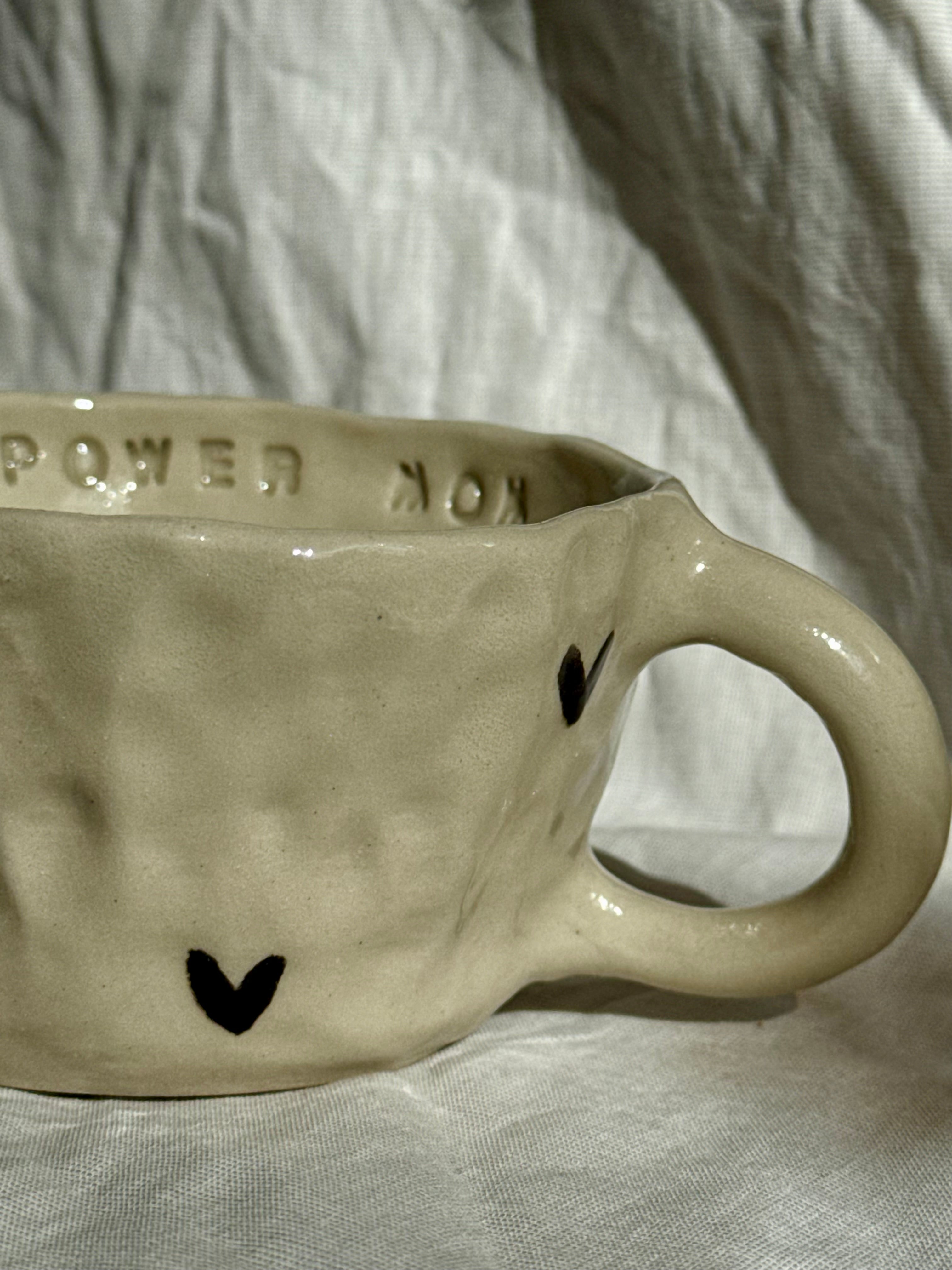 Power Mom | handgemachte Keramiktasse mit Innenschrift und schwarzen Herzen | Steinzeug