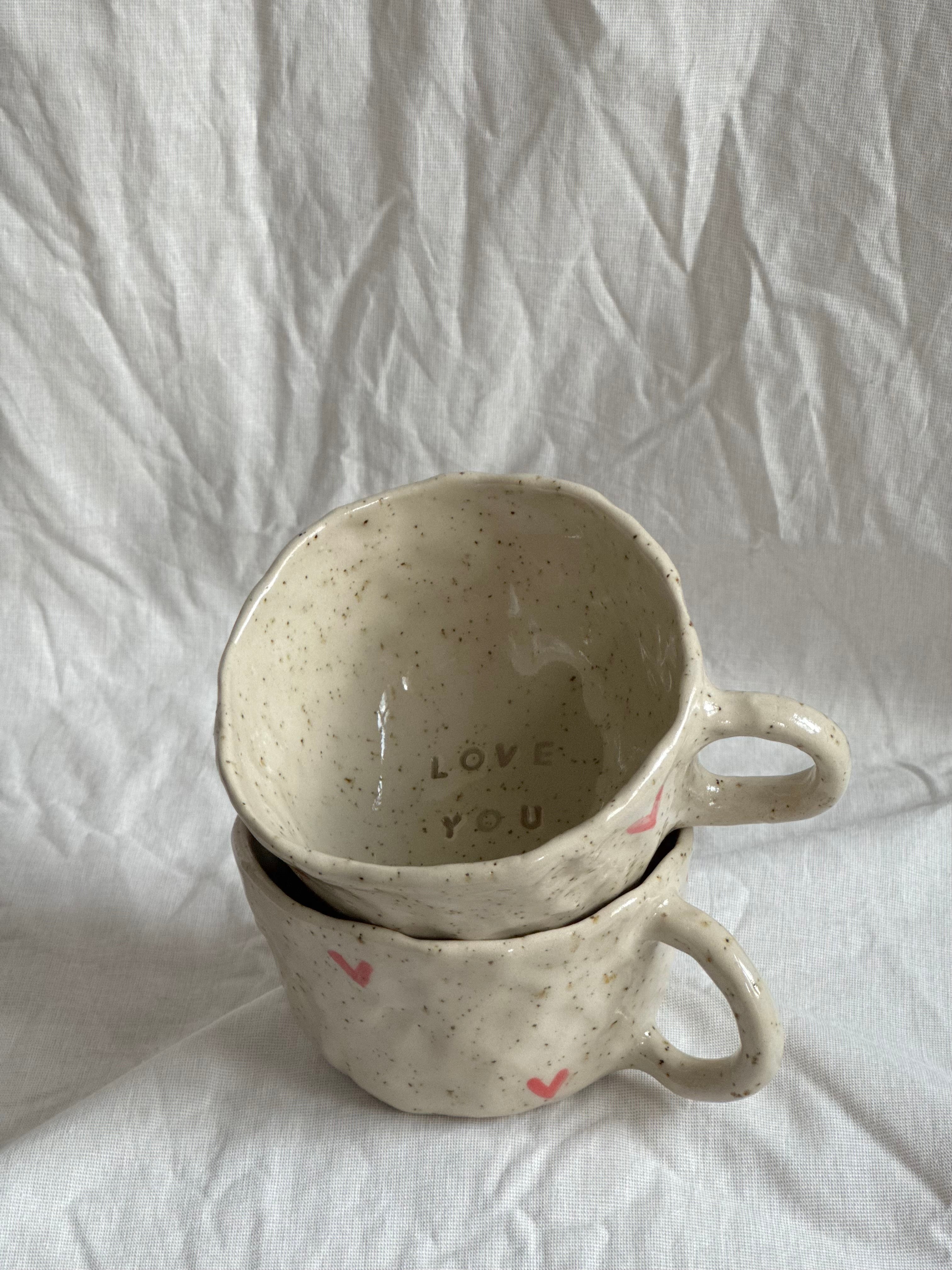 Love you | BESTSELLER | handgemachte Keramiktasse mit roten Herzen und Innenschrift | Steinzeug