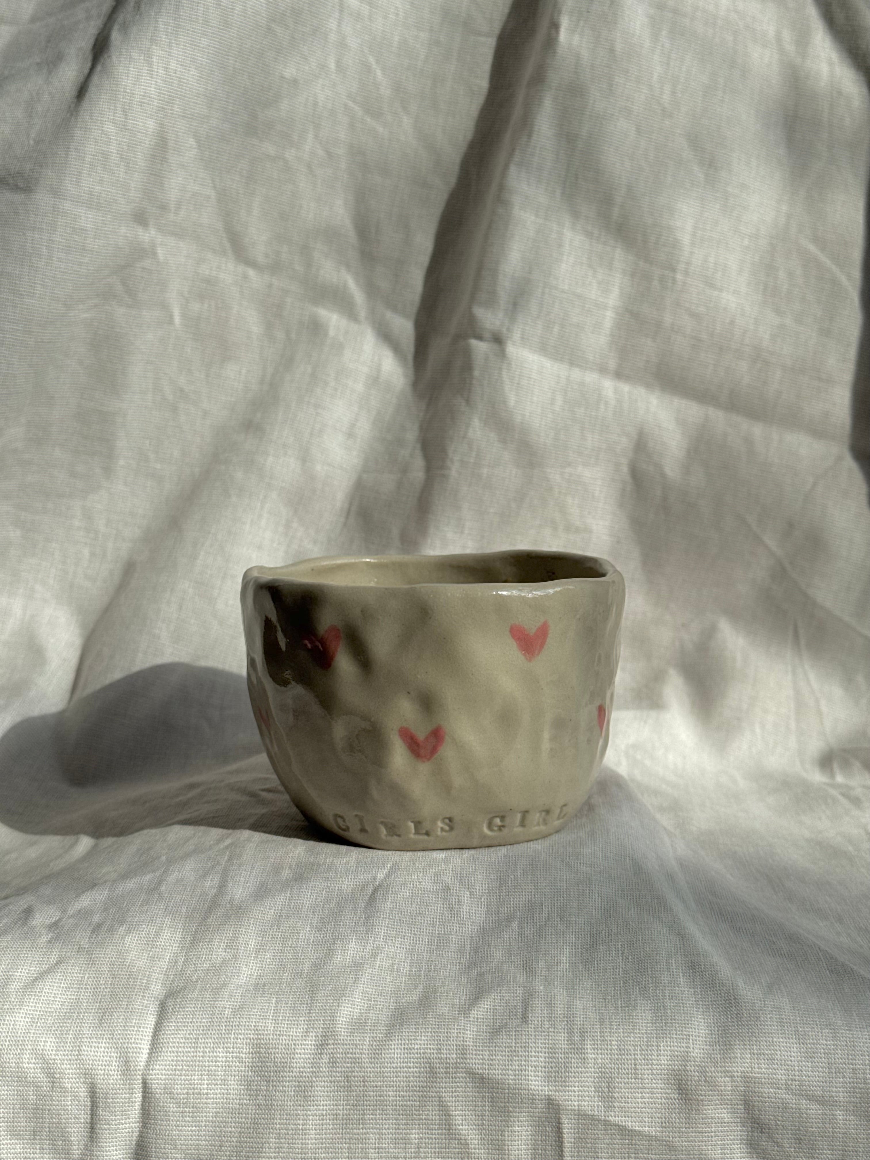 Girls Girl | handgemachter Keramikbecher mit rosa Herzen | Steinzeug