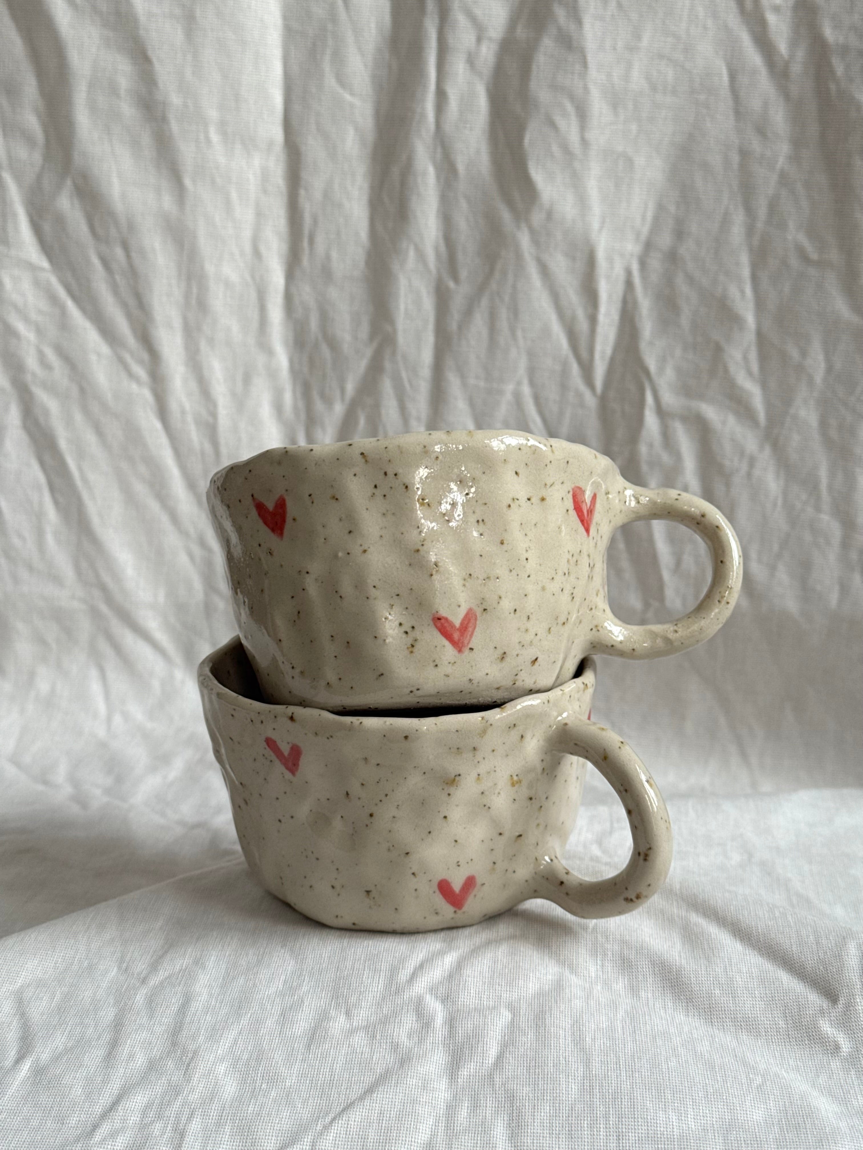 Love you | BESTSELLER | handgemachte Keramiktasse mit roten Herzen und Innenschrift | Steinzeug