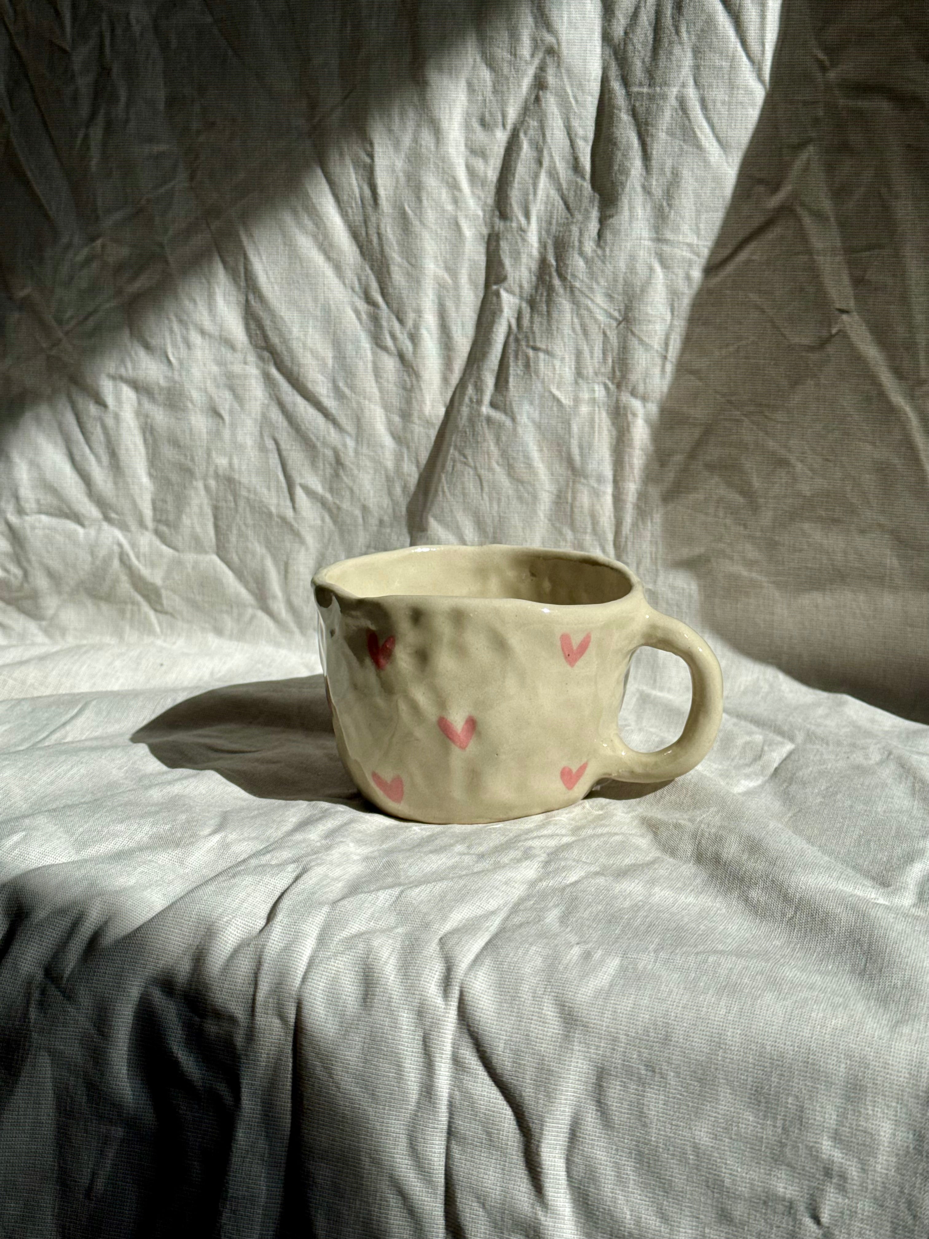 Love Rosie | handgemachte Keramiktasse mit rosa Herzen | Steinzeug