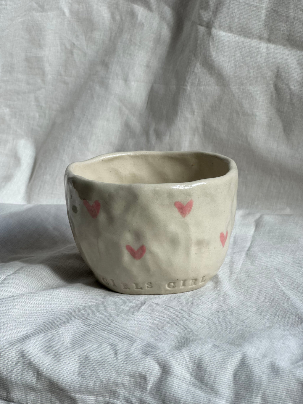Girls Girl | handgemachter Keramikbecher mit rosa Herzen | Steinzeug