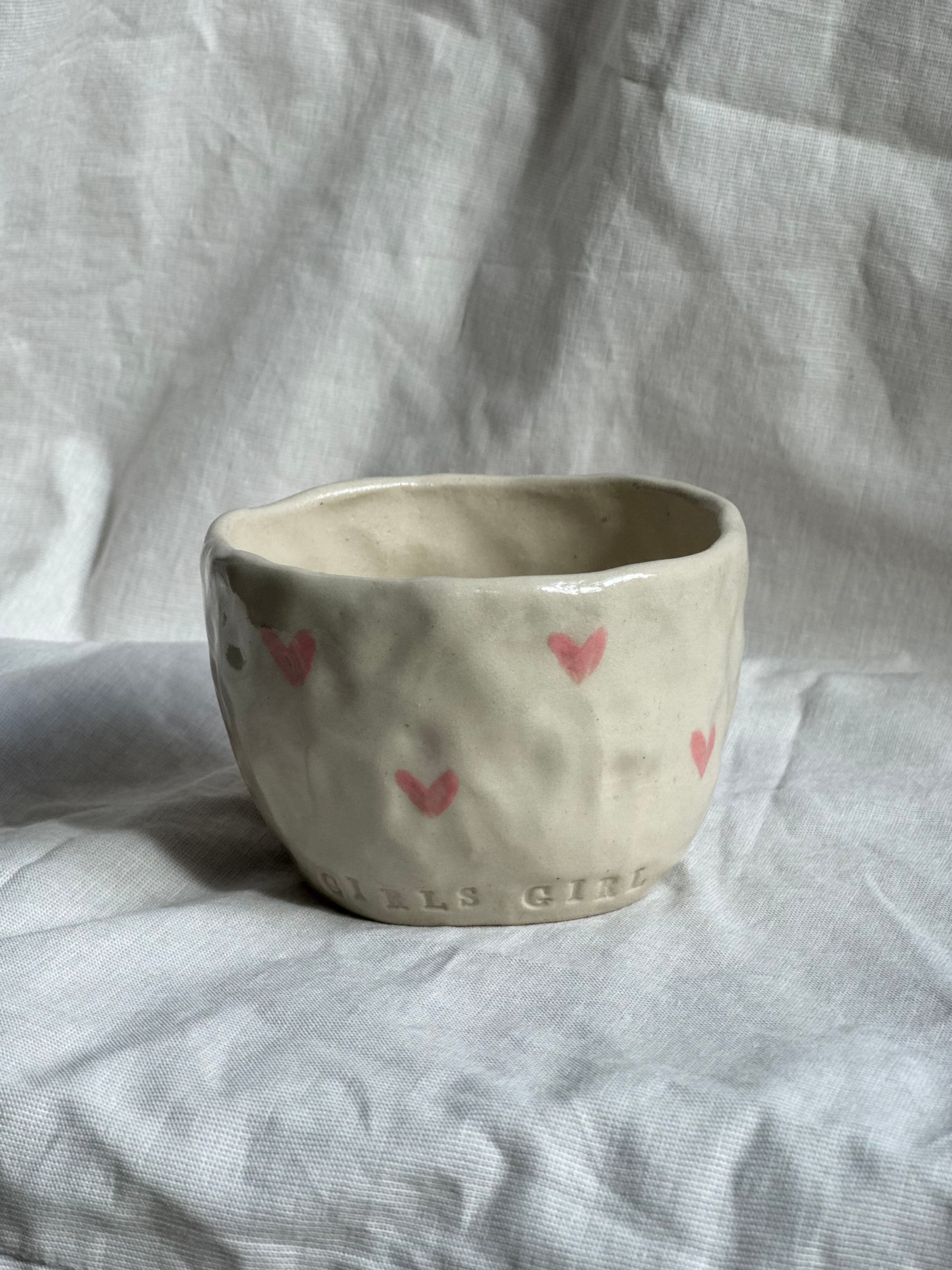 Girls Girl | handgemachter Keramikbecher mit rosa Herzen | Steinzeug