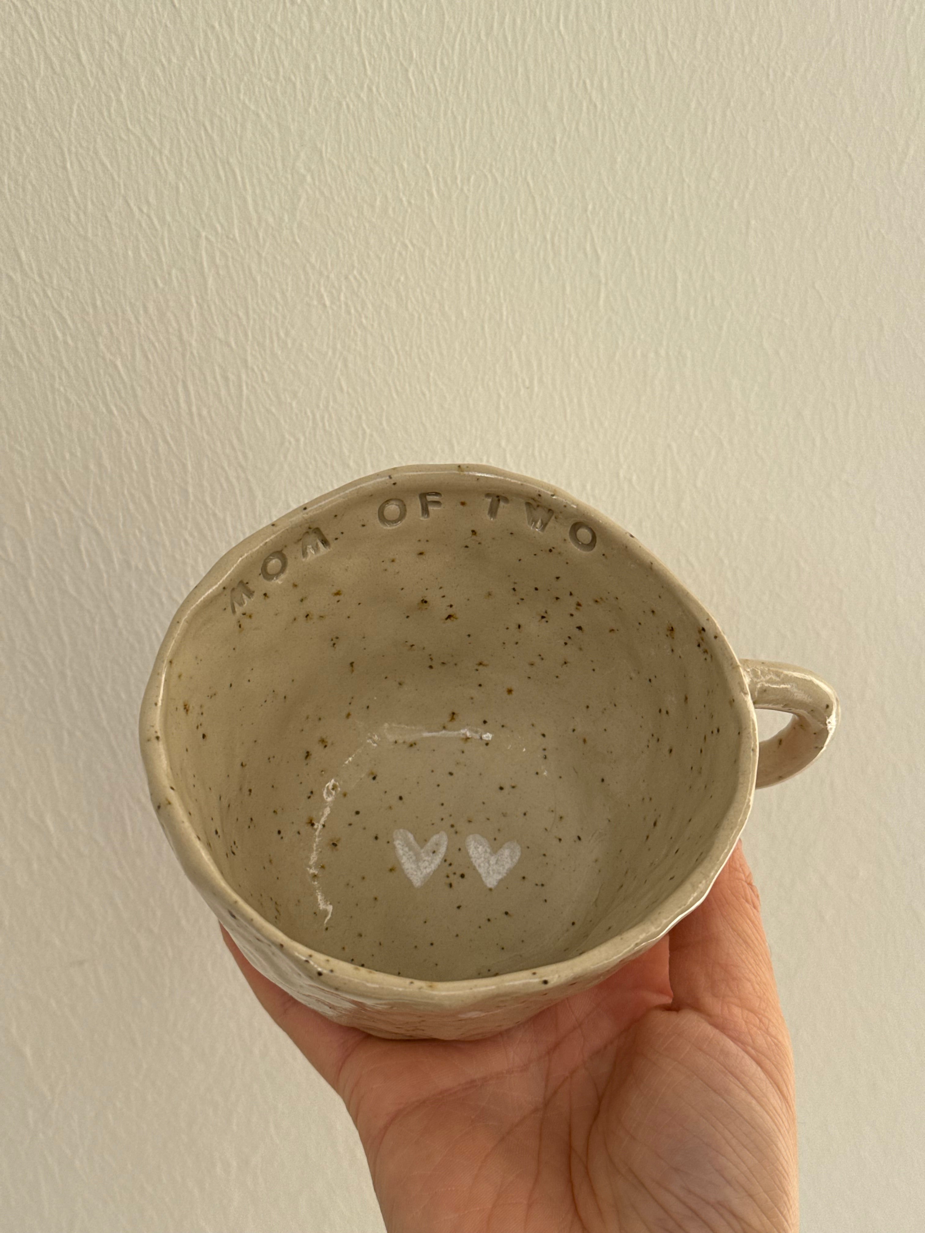 Mom of two | handgemachte Keramiktasse mit Innenschrift und weißen Herzen | Steinzeug
