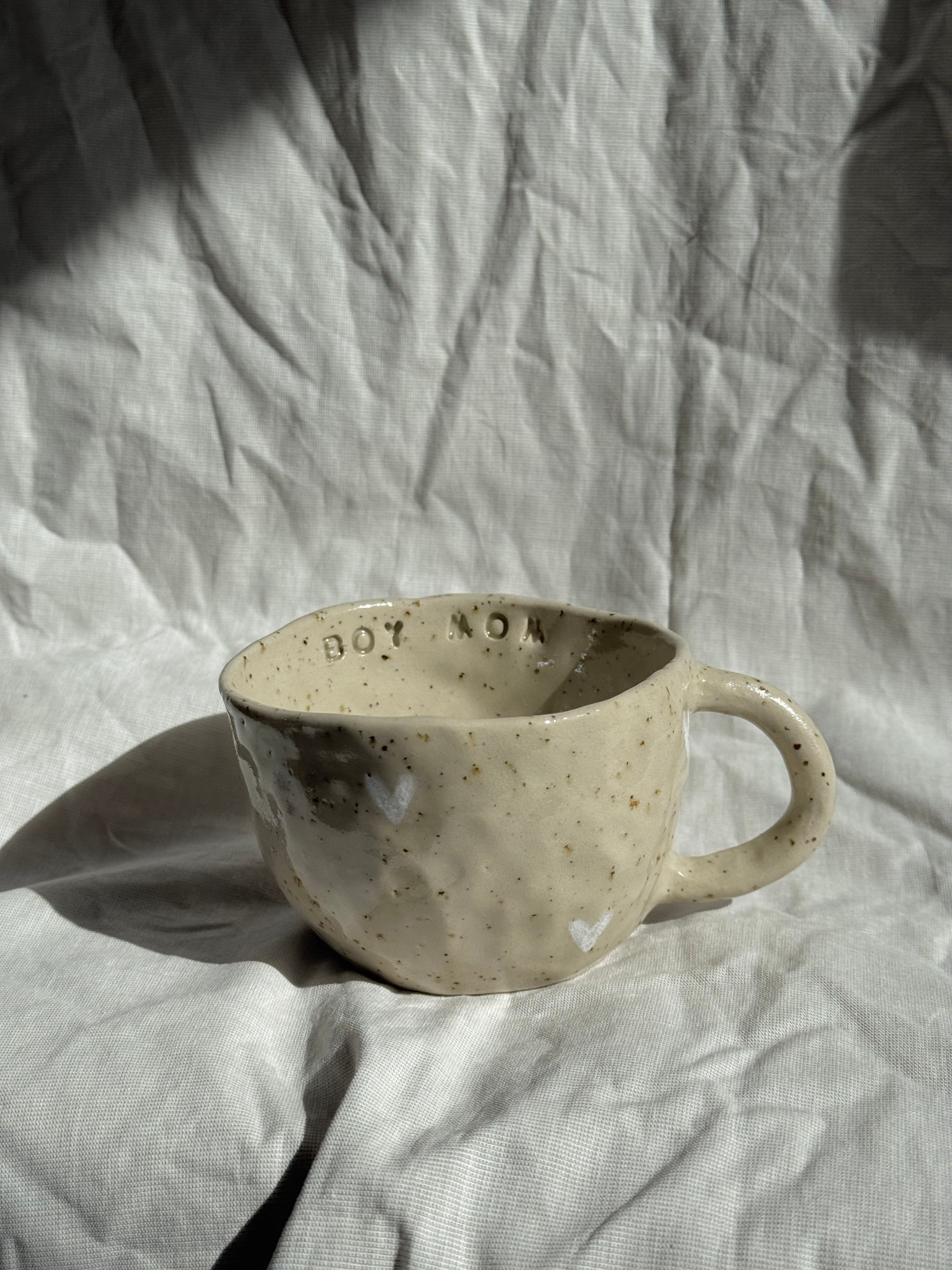 Boy Mom | handgemachte Keramiktasse mit Innenschrift und weißen Herzen | Steinzeug