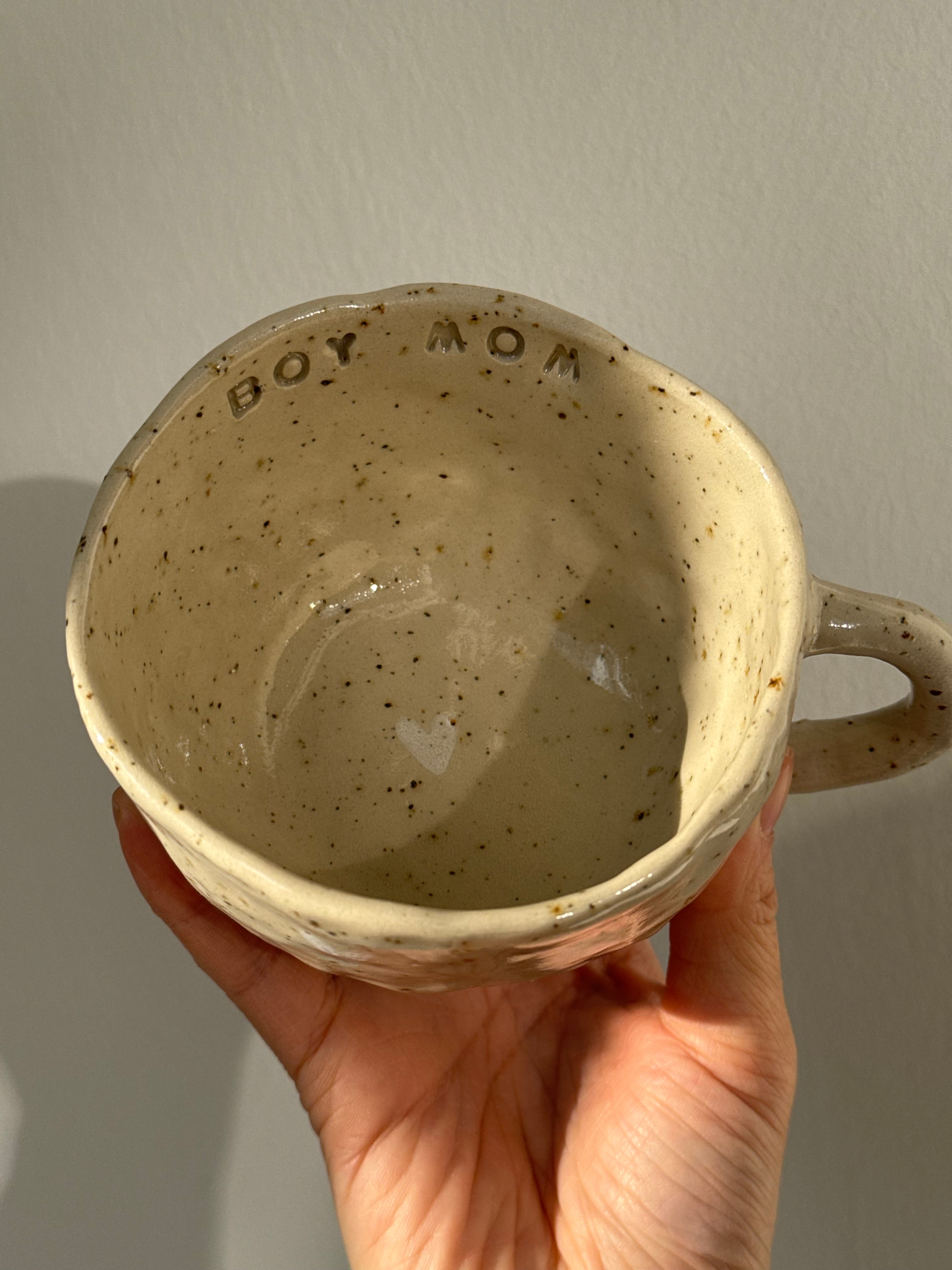 Boy Mom | handgemachte Keramiktasse mit Innenschrift und weißen Herzen | Steinzeug