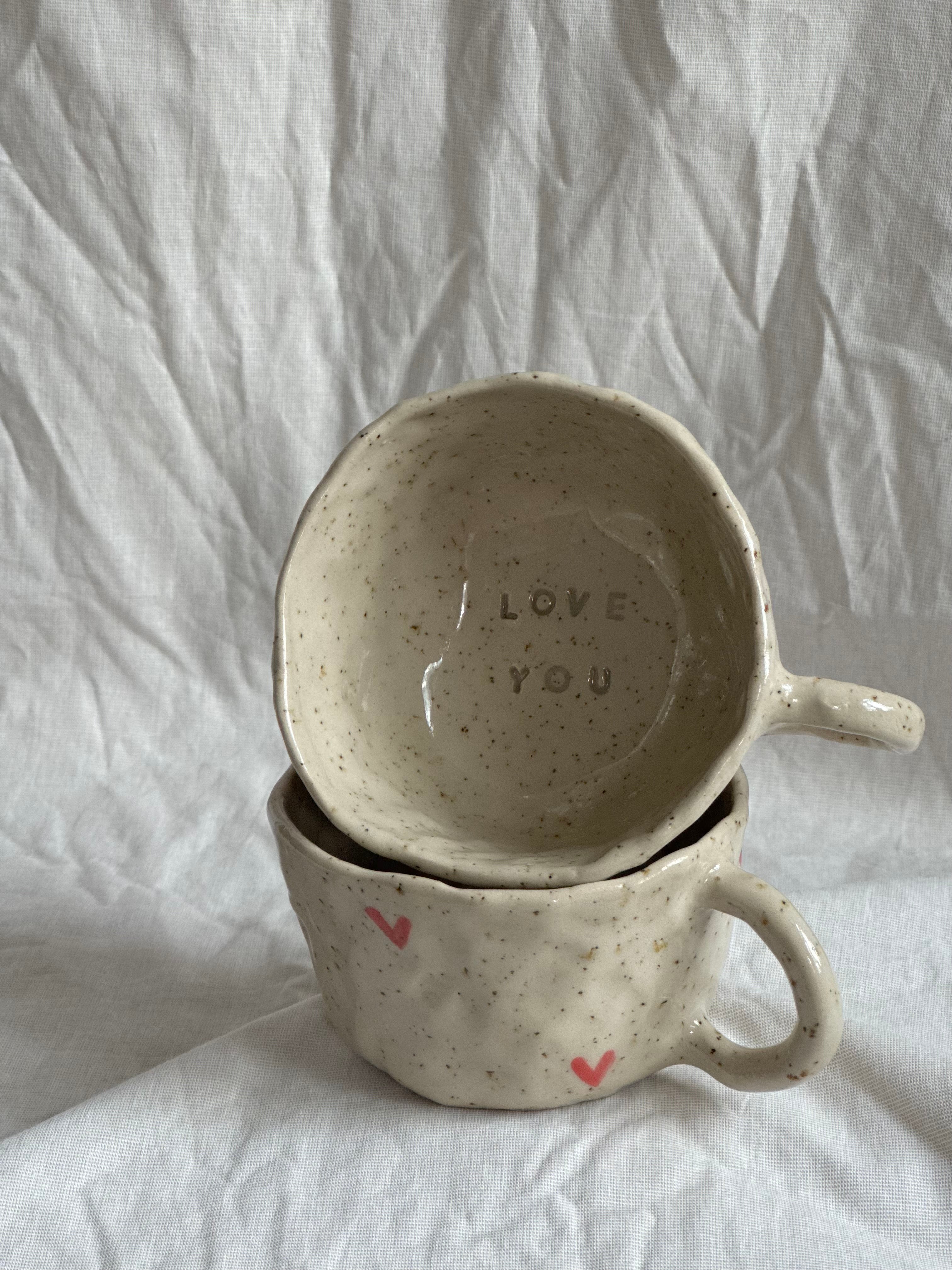 Love you | BESTSELLER | handgemachte Keramiktasse mit roten Herzen und Innenschrift | Steinzeug