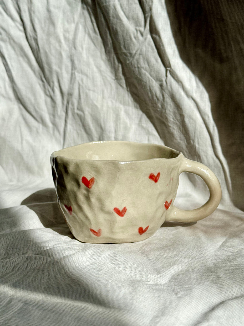Hearty Heart | handgemachte Keramiktasse mit roten Herzen aus Steinzeug
