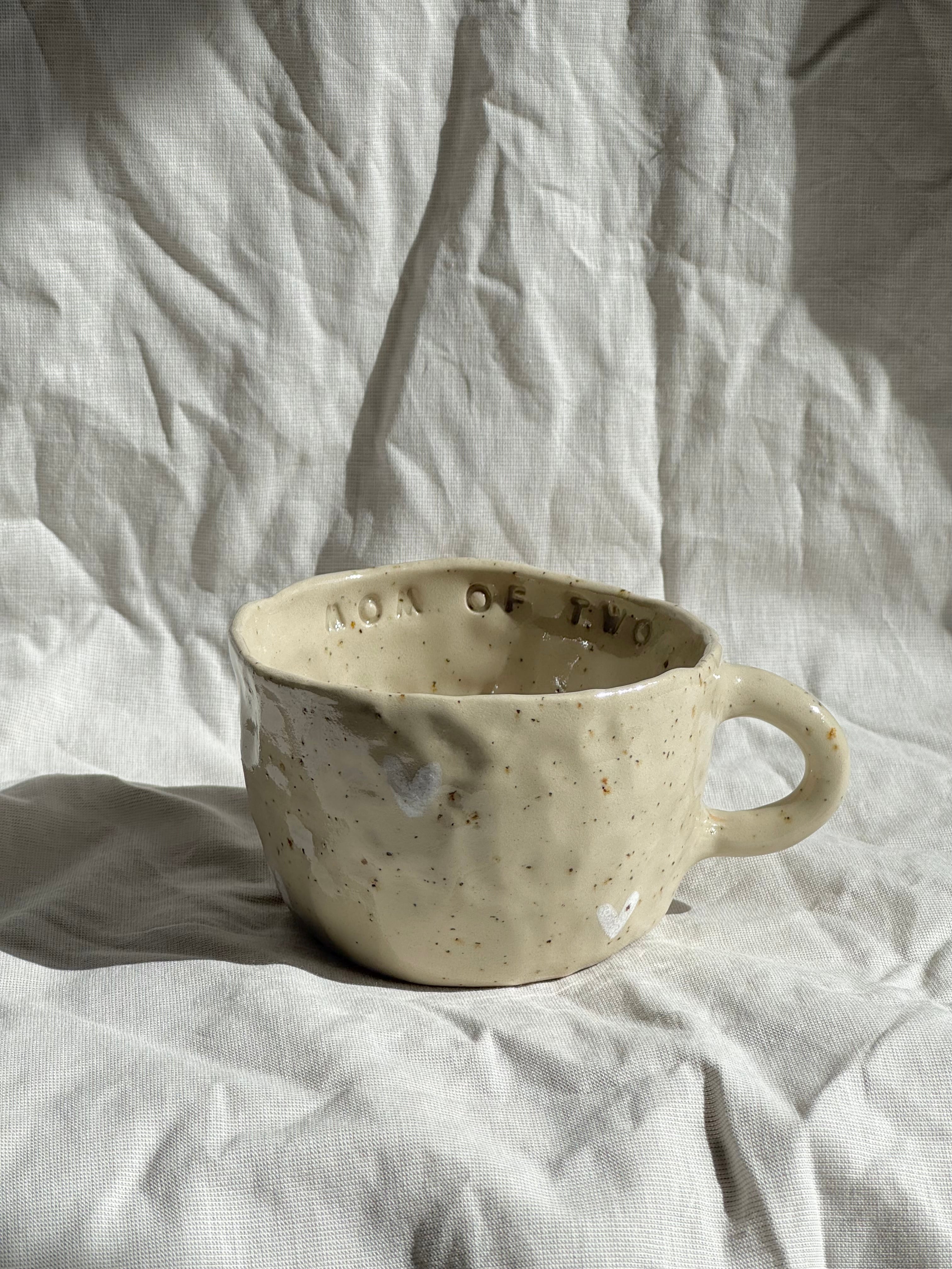 Mom of two | handgemachte Keramiktasse mit Innenschrift und weißen Herzen | Steinzeug