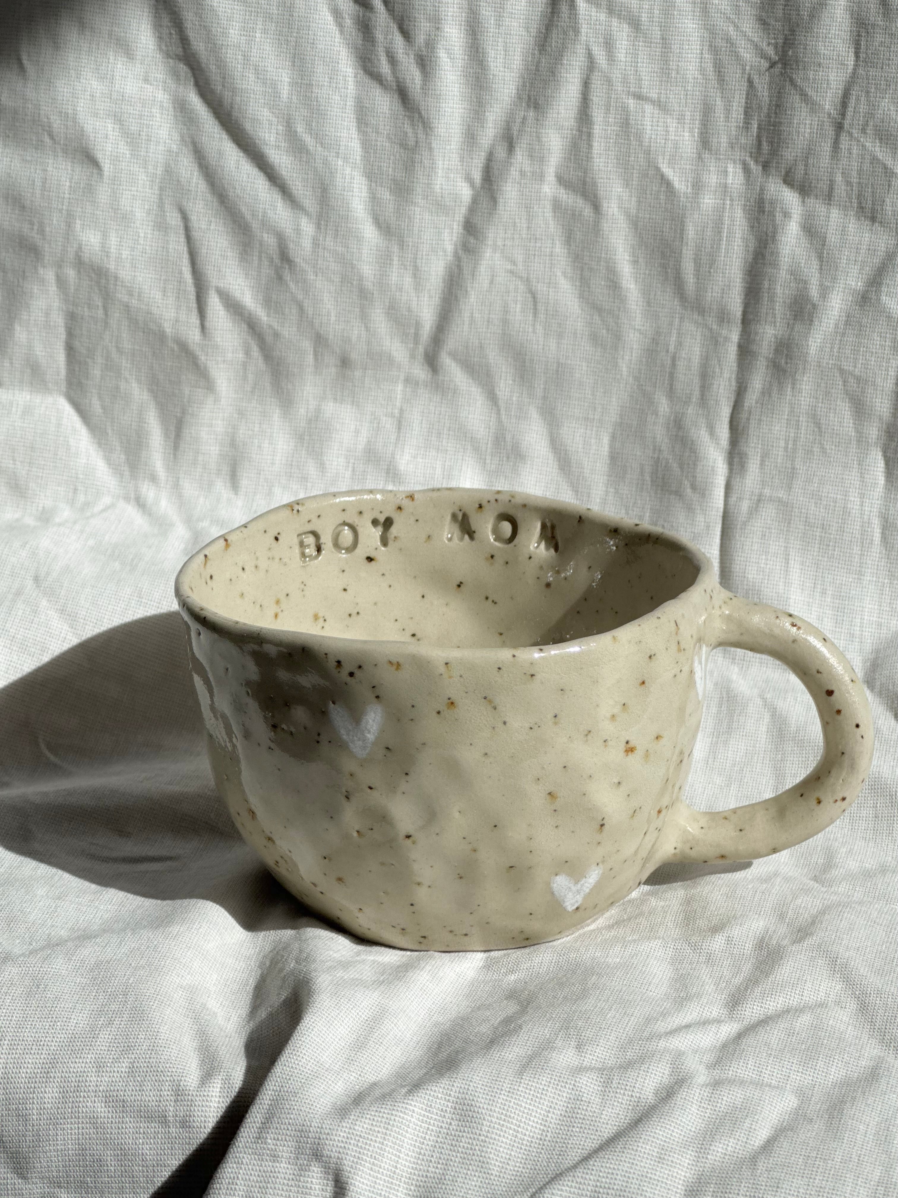Boy Mom | handgemachte Keramiktasse mit Innenschrift und weißen Herzen | Steinzeug