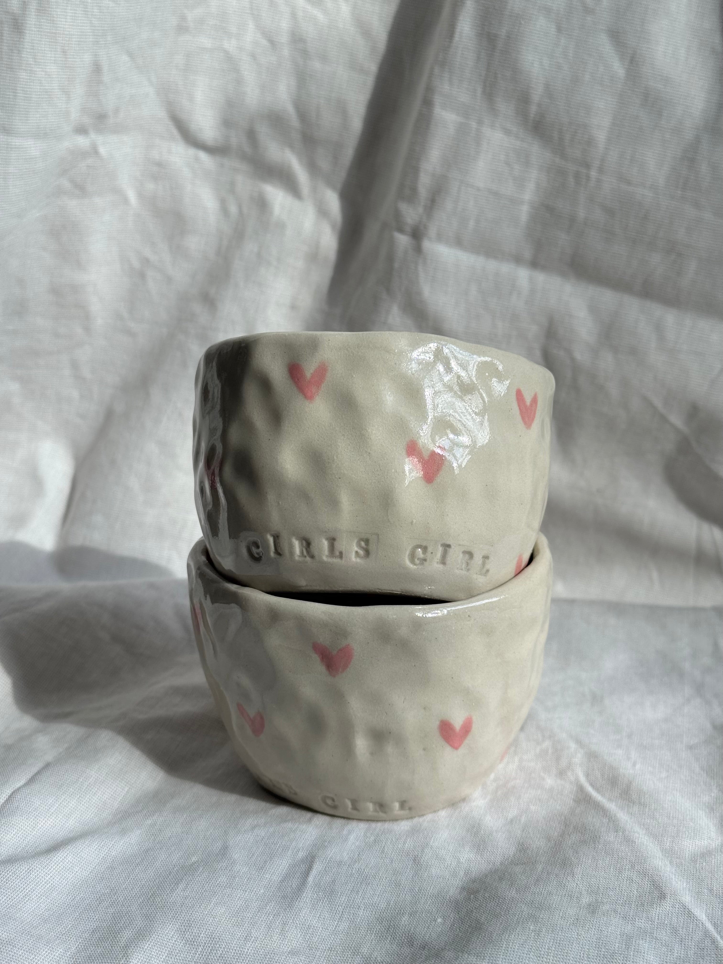 Girls Girl | handgemachter Keramikbecher mit rosa Herzen | Steinzeug