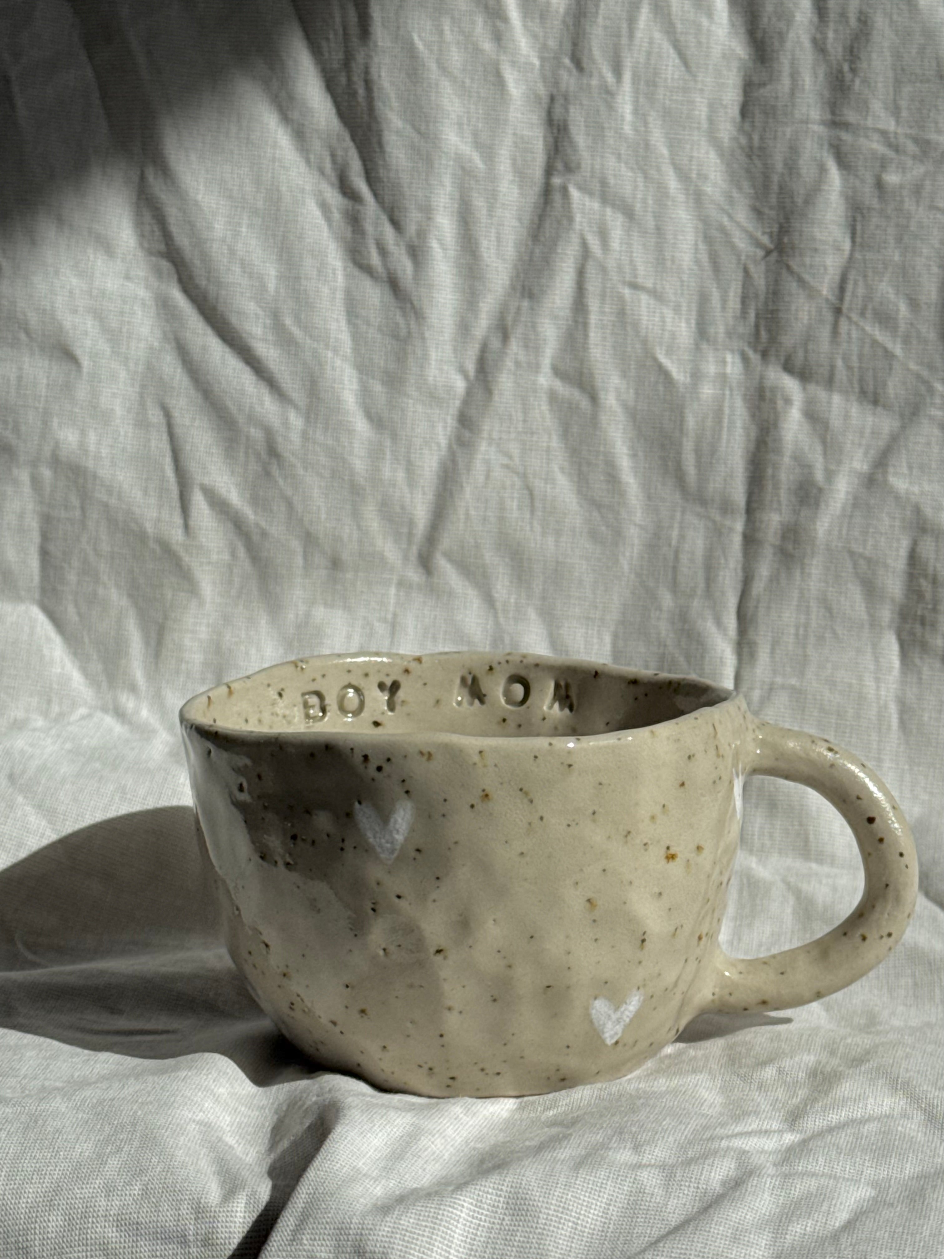 Boy Mom | handgemachte Keramiktasse mit Innenschrift und weißen Herzen | Steinzeug