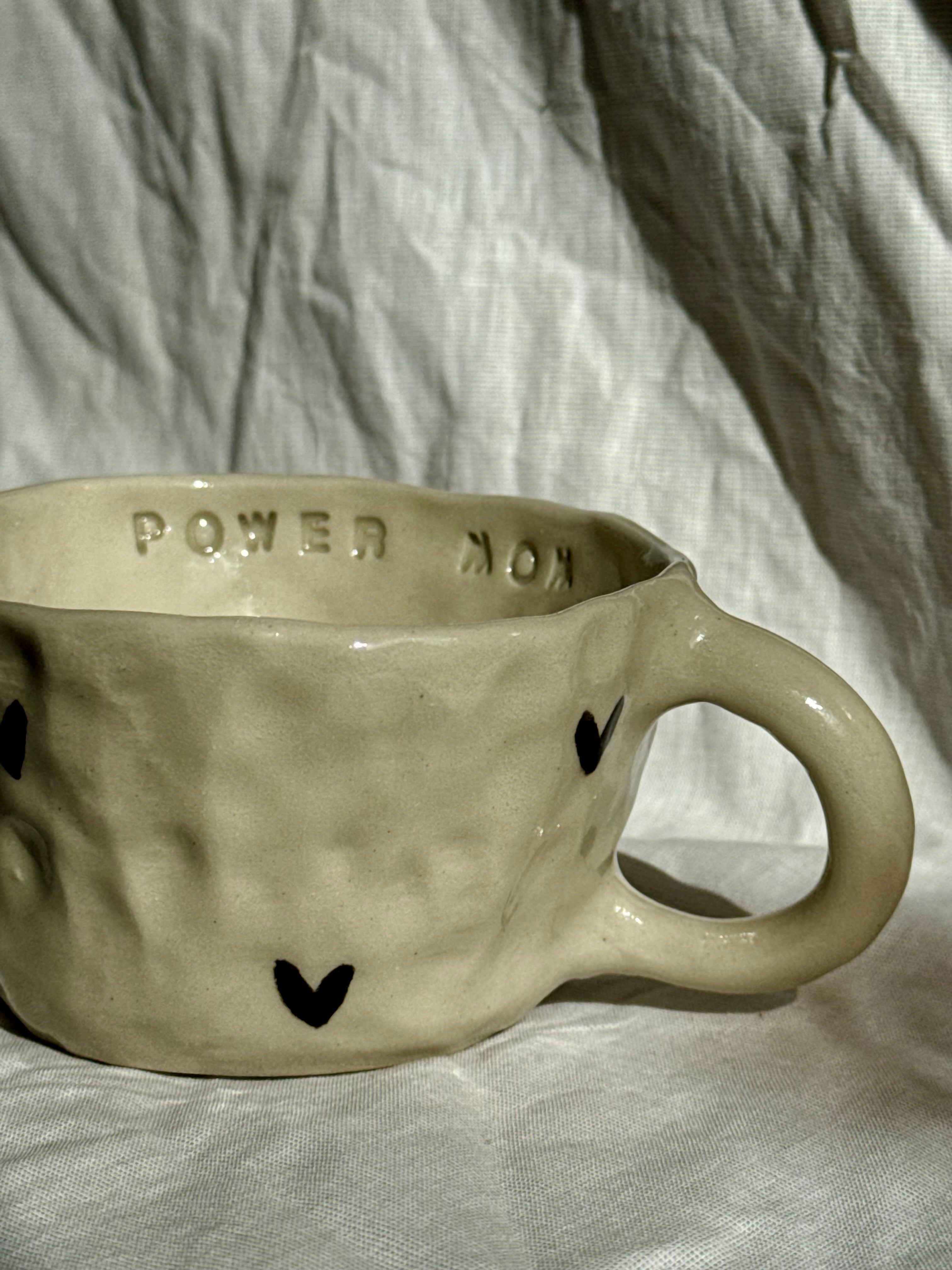 Power Mom | handgemachte Keramiktasse mit Innenschrift und schwarzen Herzen | Steinzeug