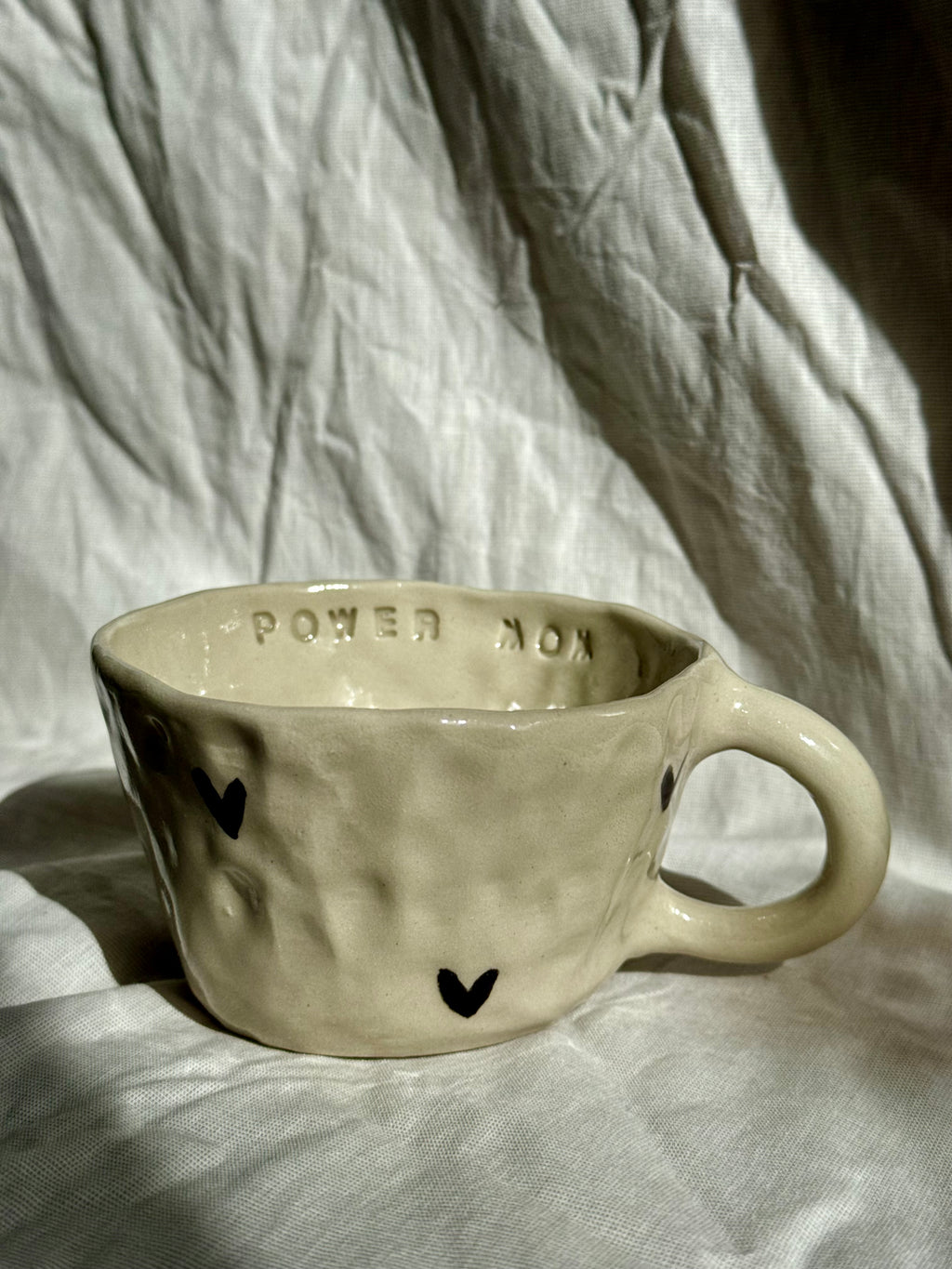 Power Mom | handgemachte Keramiktasse mit Innenschrift und schwarzen Herzen | Steinzeug