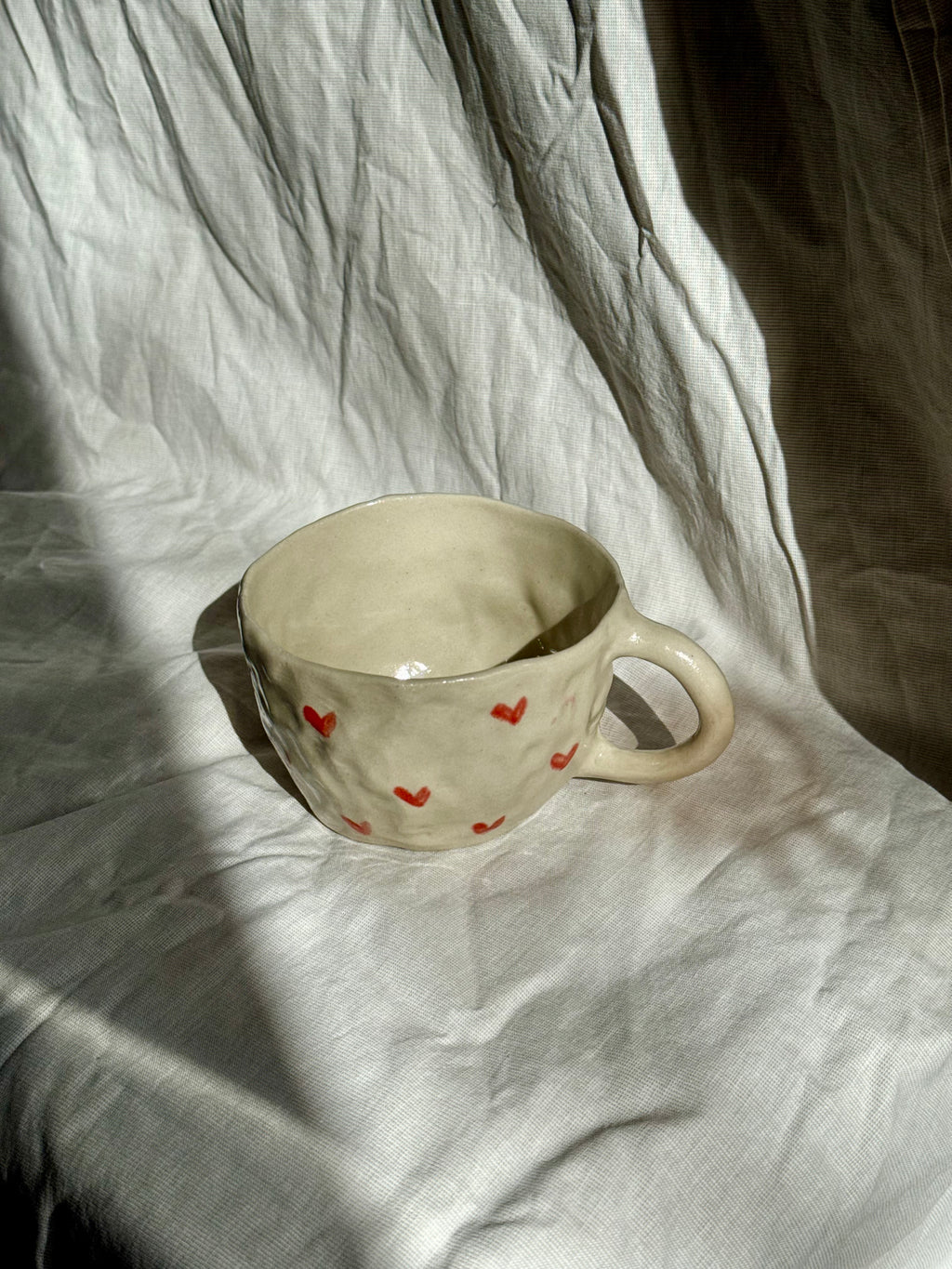 Hearty Heart | handgemachte Keramiktasse mit roten Herzen aus Steinzeug