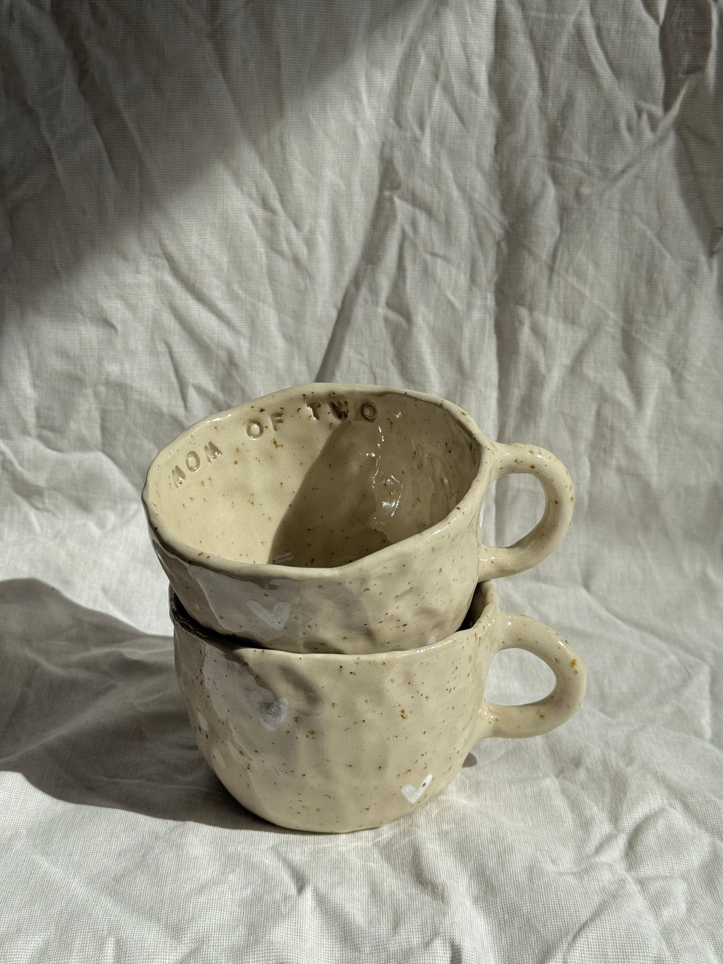 Mom of two | handgemachte Keramiktasse mit Innenschrift und weißen Herzen | Steinzeug