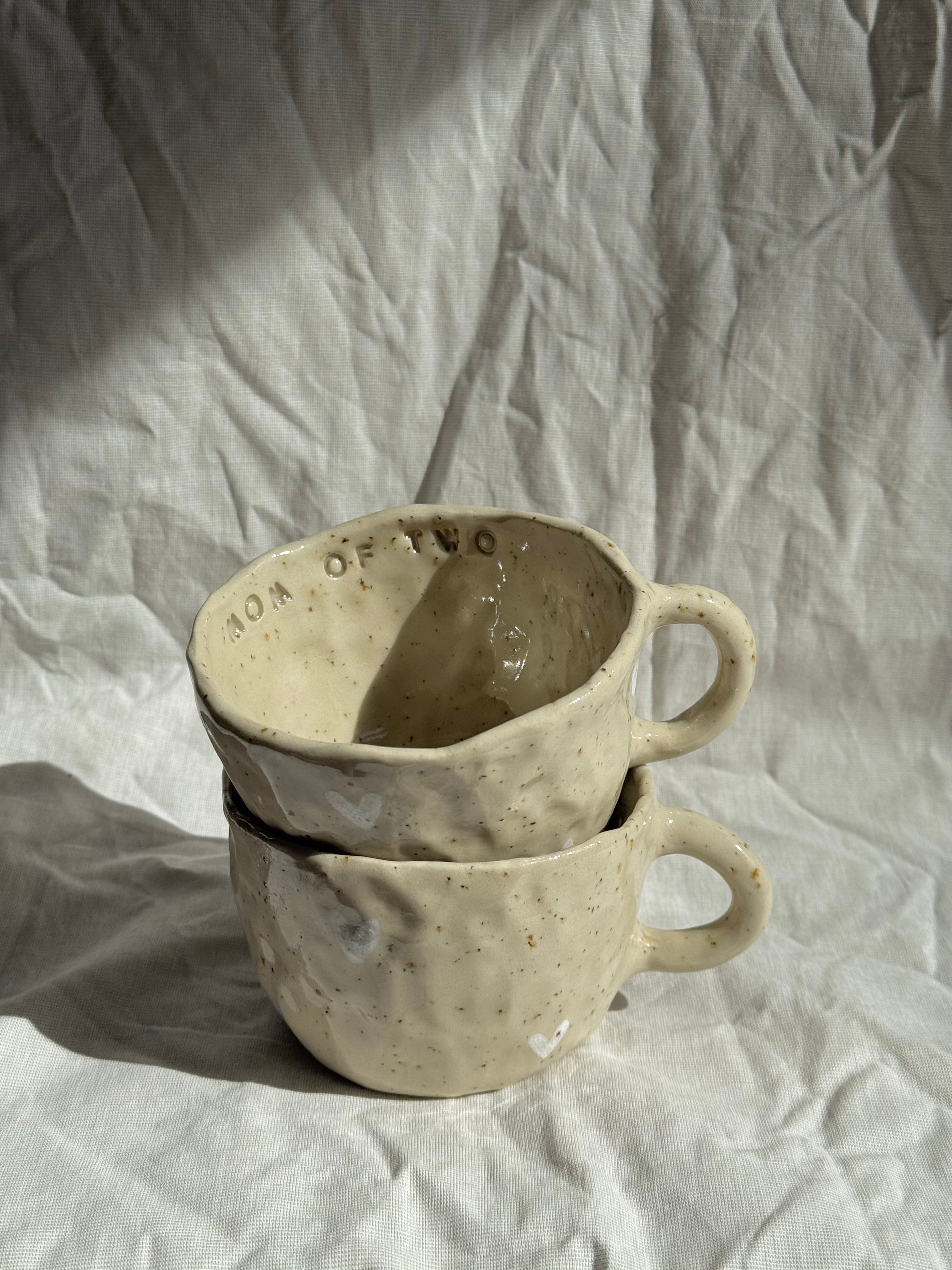 Mom of two | handgemachte Keramiktasse mit Innenschrift und weißen Herzen | Steinzeug
