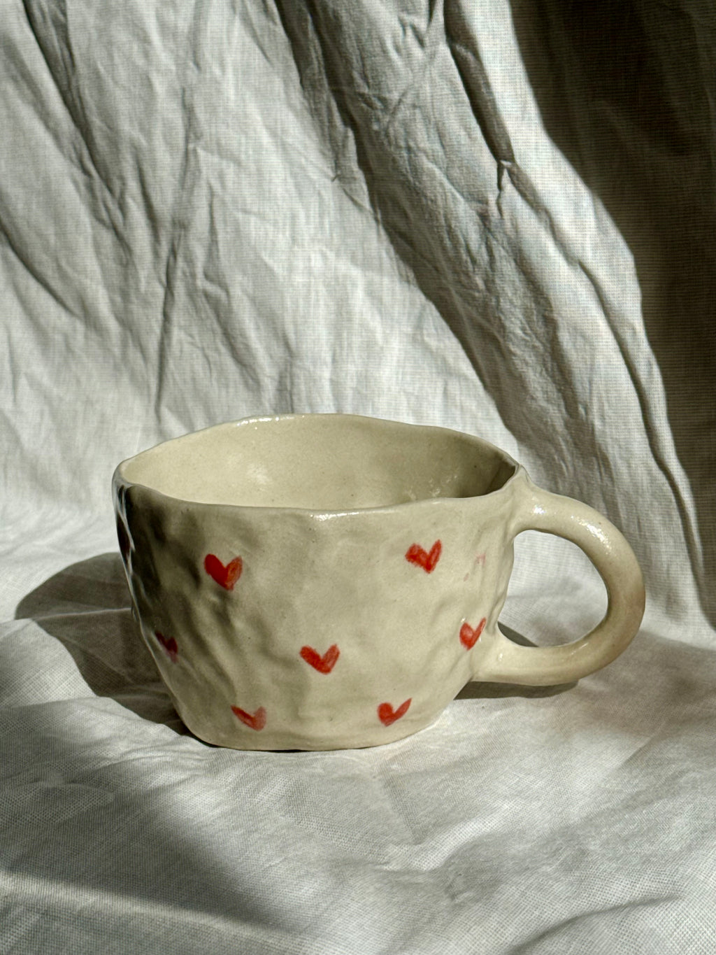 Hearty Heart | handgemachte Keramiktasse mit roten Herzen aus Steinzeug