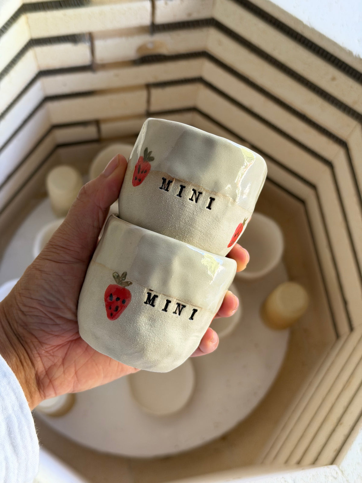Mini-Babyccino mit Erdbeerenmotiv | Kinderbecher | Steinzeug