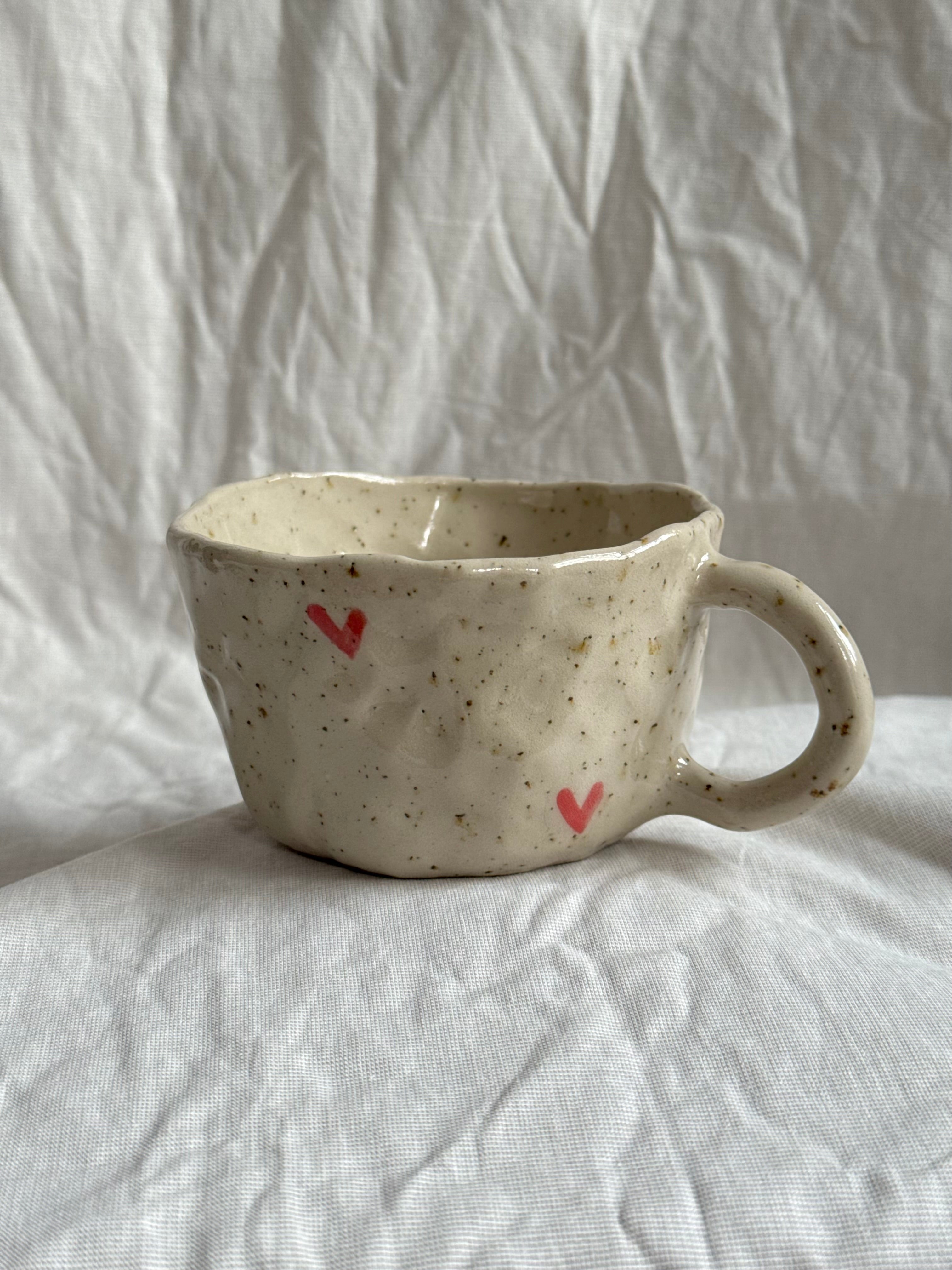 Love you | BESTSELLER | handgemachte Keramiktasse mit roten Herzen und Innenschrift | Steinzeug