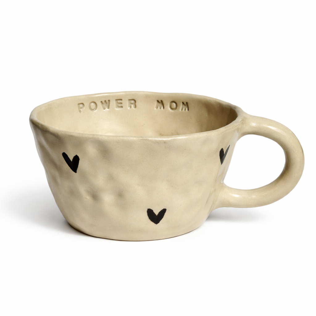 Power Mom | handgemachte Keramiktasse mit Innenschrift und schwarzen Herzen | Steinzeug