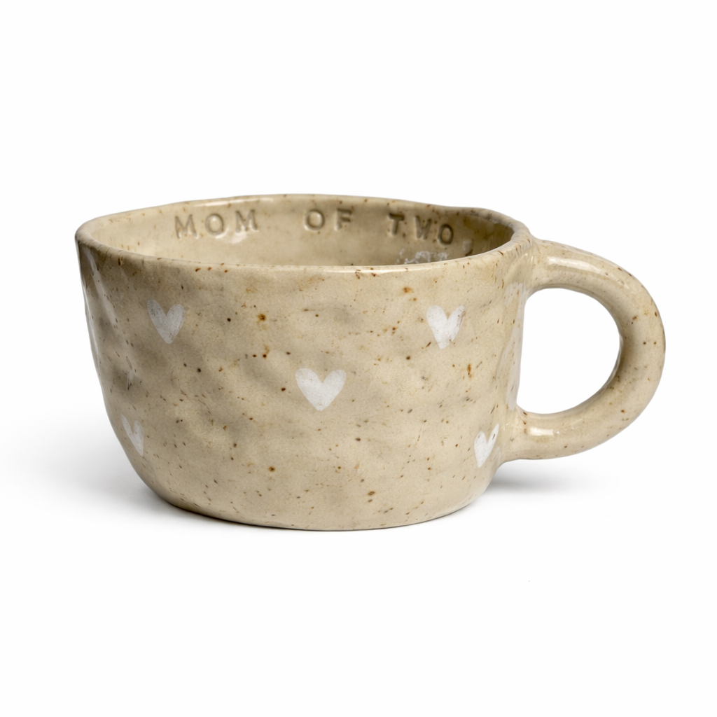 Mom of two | handgemachte Keramiktasse mit Innenschrift und weißen Herzen | Steinzeug