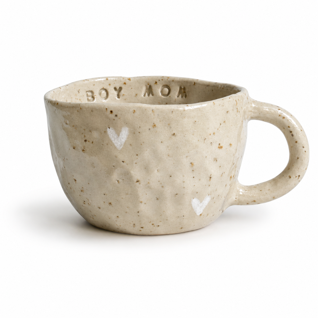 Boy Mom | handgemachte Keramiktasse mit Innenschrift und weißen Herzen | Steinzeug